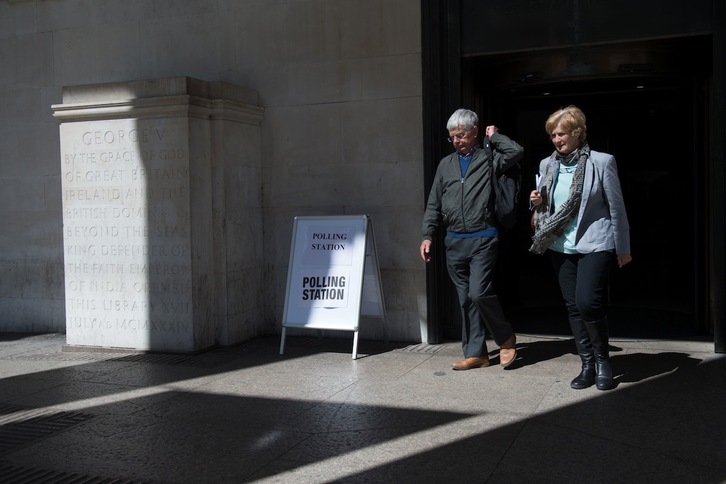 Dos electores, tras votar en la Biblioteca de Manchester. (Oli SCARFF/FRANCE PRESSE)