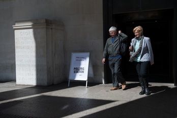 Dos electores, tras votar en la Biblioteca de Manchester. (Oli SCARFF/ARGAZKI PRESS)