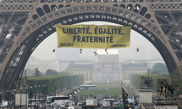 Pancarta de Greenpeace en la Torre Eiffel. (Jacques DEMANTHON/FRANCE PRESSE))