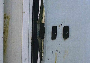 Detalle de los daños de una de las puertas forzadas. (POLICÍA FORAL)
