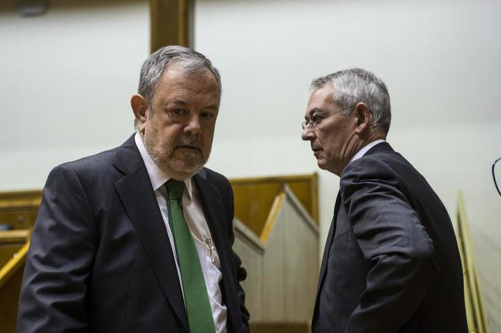 Azpiazu (PNV) y Damborenea (PP), durante una sesión en el Parlamento de Gasteiz. (Jaizki FONTANEDA/ARGAZKI PRESS)