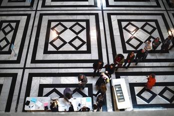 Colas en un colegio electoral de Marsella. (Anne-Christine POUJOULAT/AFP)