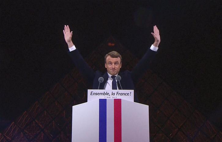 Macron celebra su victoria frente al Louvre. (AFP)