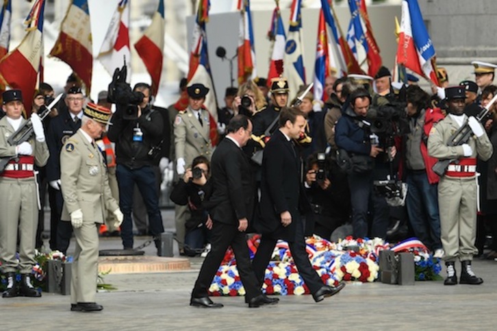 Emmanuel Macron, junto a François Hollande, en su primer acto oficial tras resultar electo. (Bertrand GUAY/AFP)