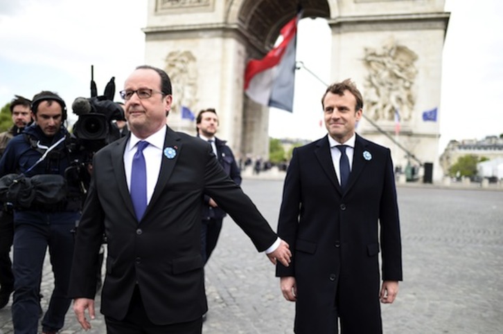 Emmanuel Macron, presidente electo francés, junto a François Hollande, quien le pasará el relevo el domingo. (Bertrand GUAY/AFP)