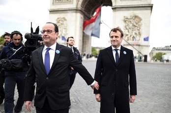 Emmanuel Macron, presidente electo francés, junto a François Hollande, quien le pasará el relevo en breve. (Bertrand GUAY/AFP)