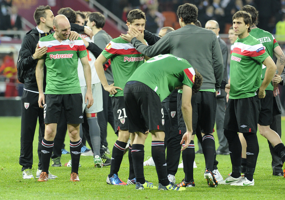 Jugadores del Athletic tras la derrota en Bucarest. (Monika DEL VALLE / ARGAZKI PRESS)