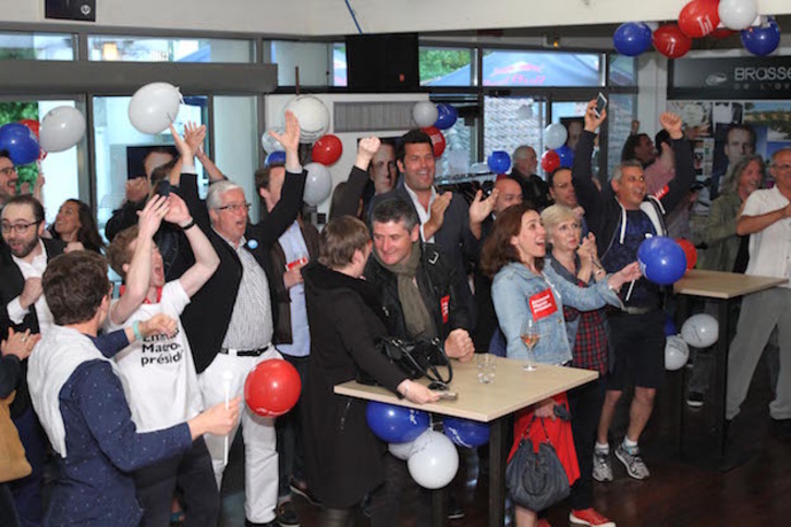 Seguidores de Macron celebran su victoria en Baiona. (Aurore LUCAS)