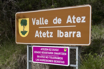 Cartel bilingüe a la entrada de Atetz. (Iñigo URIZ/ARGAZKI PRESS)