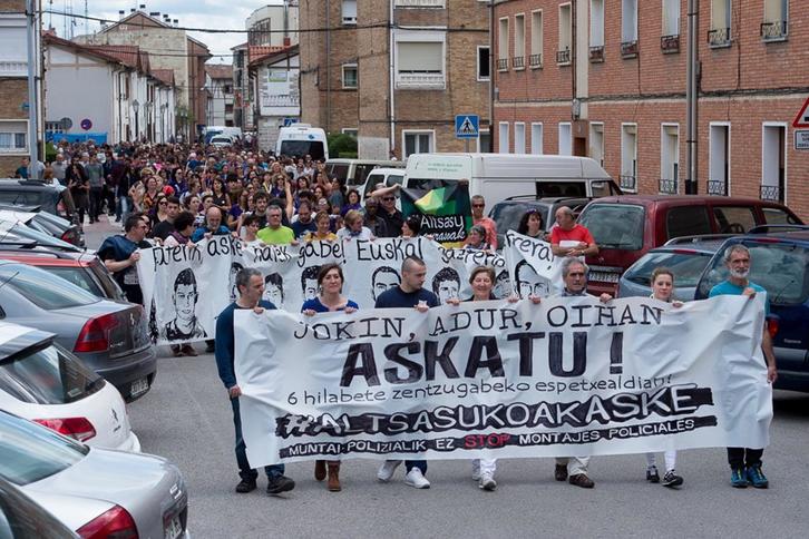 La marcha ha recorrido gran parte del pueblo hasta llegar a la plaza del Kiosko. (Iñigo URIZ/ARGAZKI PRESS)