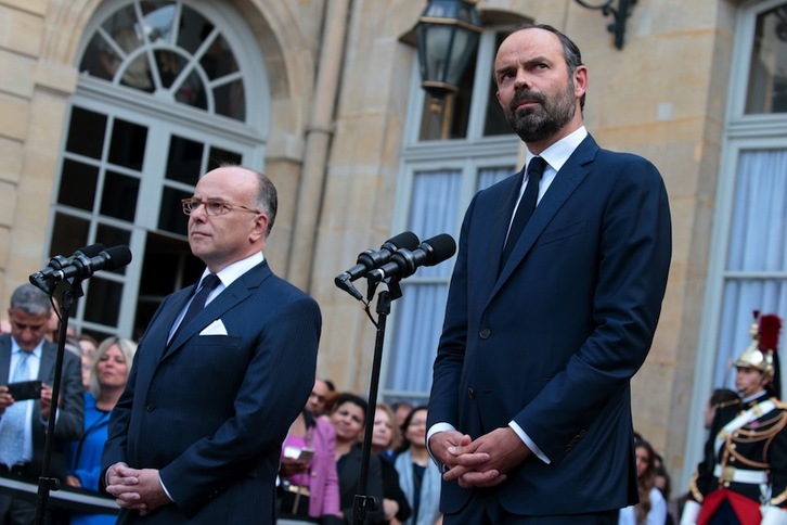 El primer ministro saliente, Bernard Cazeneuve, y el entrante, Edouard Philippe, durante la ceremonia de traspaso de poder. (Joel SAGET/AFP)