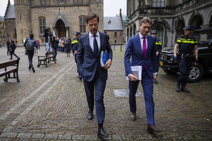 El primer ministro en funciones, Mark Rutte, tras abandonar la reunión. (Bart MAAT/AFP PHOTO)