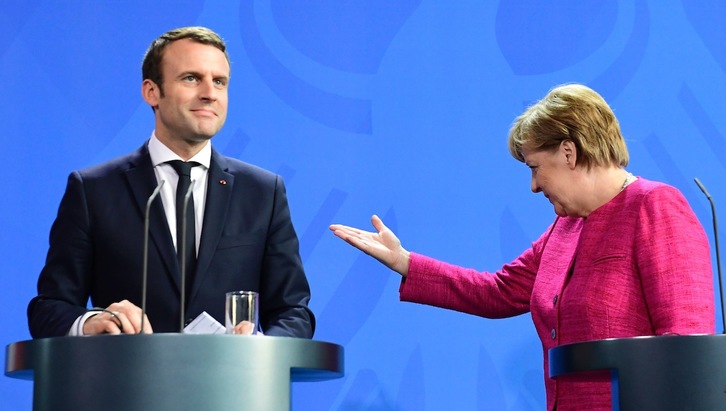 Angela Merkel cede la palabra a Emmanuel Macron, hoy en Berlín. (Tobias SCHWARZ/AFP PHOTO)