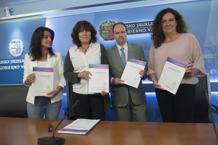 Aintzane Ezenarro, Bertha Gaztelumendi, Jon Mirena Landa y Monika Hernando han presentado el informe sobre ‘Pertur’. (Jon URBE/ARGAZKI PRESS)