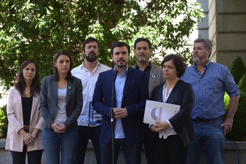 Comparecencia en el patio del Congreso tras presentar la moción de censura. (@ahorapodemos)