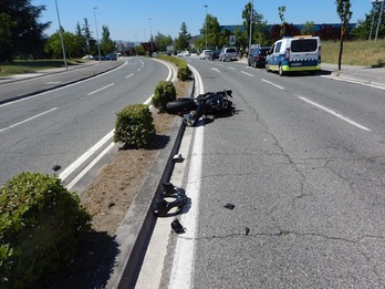 Estado en que ha quedado la moto tras el accidente. (Ayuntamiento de Iruñea)
