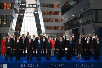 Foto de familia de los integrantes de la OTAN en la nueva sede de Bruselas. (Eric FEFERBERG/AFP)