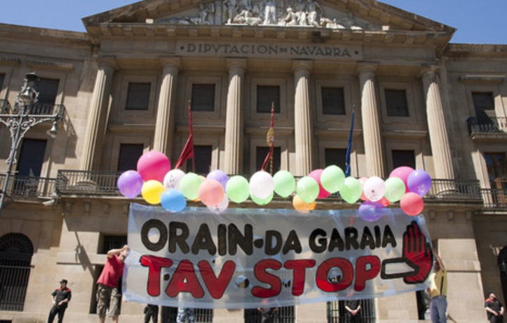 Imagen de una concentración contra el TAV llevada a cabo en Iruñea. (AHT_GELDITU)