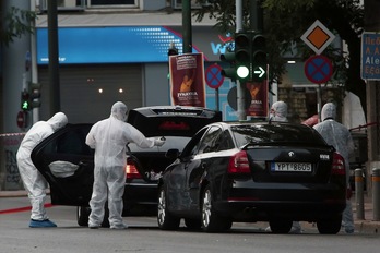 Autoan lehergailu bat jarri zioten Lucas Papademosi. (Angelos TZORTZINIS/AFP)