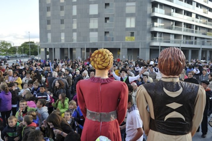 Gigantes y txikis, en el txupinazo de Arrosadia. (Idoia ZABALETA/FOKU)