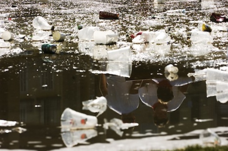 El Ayuntamiento de Iruñea quiere poner freno a la enorme cantidad de residuos que generan los vasos desechables. (Raul BOGAJO/ARGAZKI PRESS)