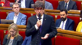 El presidente Puigdemont, durante su respuesta a Rabell. (@parlament_cat)