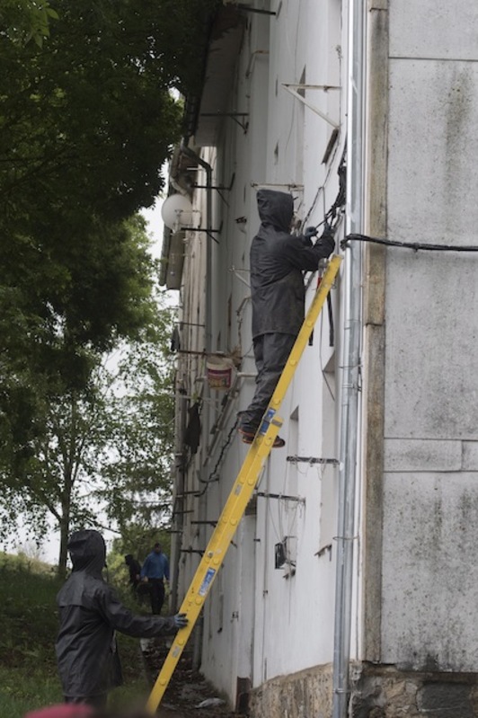 Un trabajador de Iberdrola corta un cable del alumbrado en Errekaleor. (Gorka RUBIO/ARGAZKI PRESS)