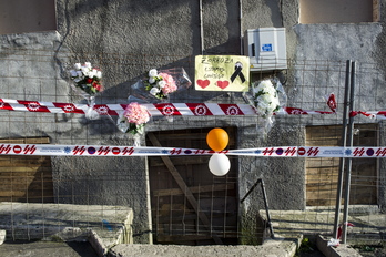 Globos y carteles en recuerdo de los cuatro fallecidos. (Marisol RAMIREZ / ARGAZKI PRESS)