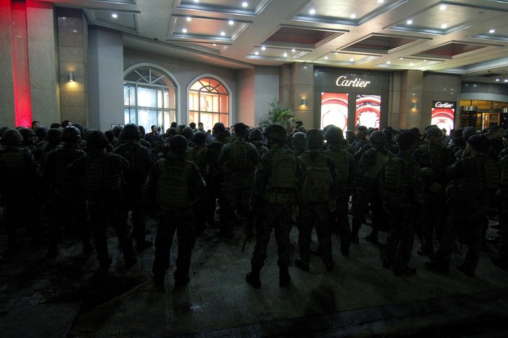 Soldados filipinos, en el vestíbulo del hotel atacado en Manila. (Vincent GO/AFP PHOTO)