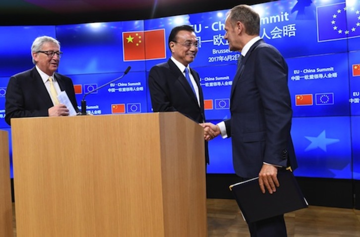 Li Kequiang saluda a Donald Tusk en presencia de Jean-Claude Juncker. (Emmanuel DUNAND/AFP)