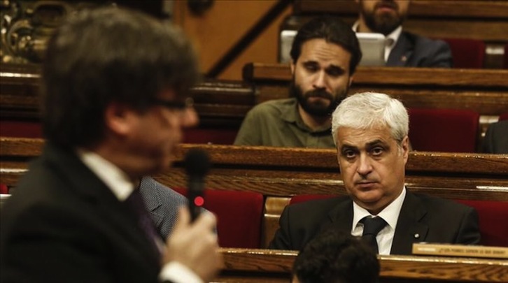 Germà Gordó escucha a Carles Puigdemont en el Parlament. (NAIZ)