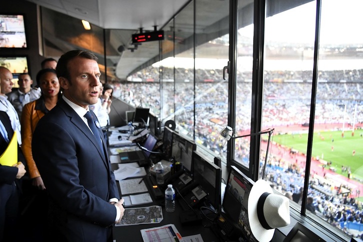 Macron asiste al partido Clermont-Toulon del Top14 de rugby el domingo en Saint-Denis. (Christophe SIMON/ARGAZKI PRESS)