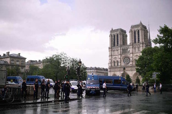Vehículos y agentes ante la catedral de Notre Dame. ( MARTIN BUREAU / AFP)