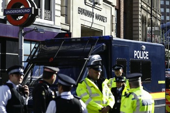 Policías británicos vigilan Borough Market, en Londres. (Odd ANDERSEN/AFP PHOTO)
