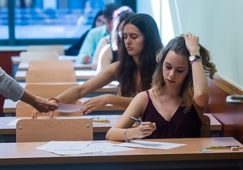 Alrededor de 13.000 alumnos de Hego Euskal Herria se enfrentan a la Evaluación para el Acceso a la Universidad. (Luis JAUREGIALTZO/ARGAZKI PRESS)