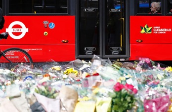 Flores colocadas en el lugar del atentado de Londres. (Odd ANDERSEN/AFP PHOTO)