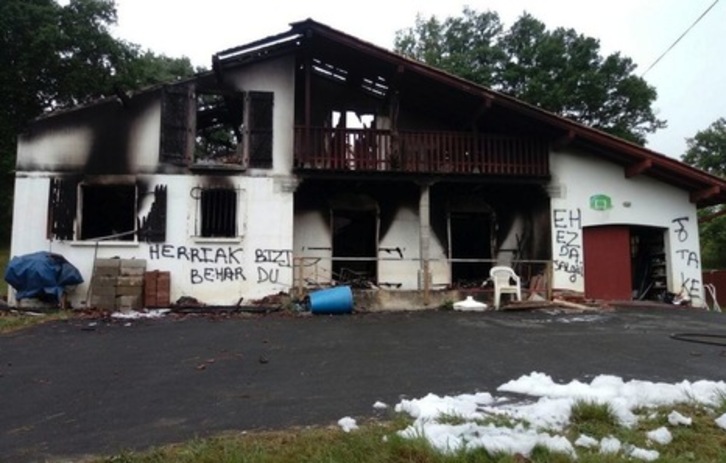 La casa atacada el 30 de mayo en Heleta. (NAIZ)