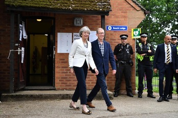 Theresa May ha acudido a votar acompañada de su marido, Philip, a un centro electoral en Sonning, en Berkshire. (Ben STANSALL/AFP)