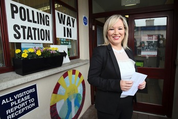 La líder de Sinn Féin en el norte de Irlanda, Michelle O’Neill, ante su colegio electoral en Belfast. (Paul FAITH/AFP)