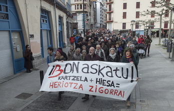 Una de las numerosas movilizaciones llevadas a cabo en Ondarroa para reclamar la libertad de Iparragirre. (Jon URBE / ARGAZKI PRESS)