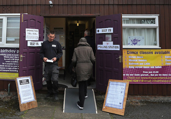 Lugar de votación en Kingston-Upon-Hull, al norte de Inglaterra. (LINDSEY PARNABY / AFP)