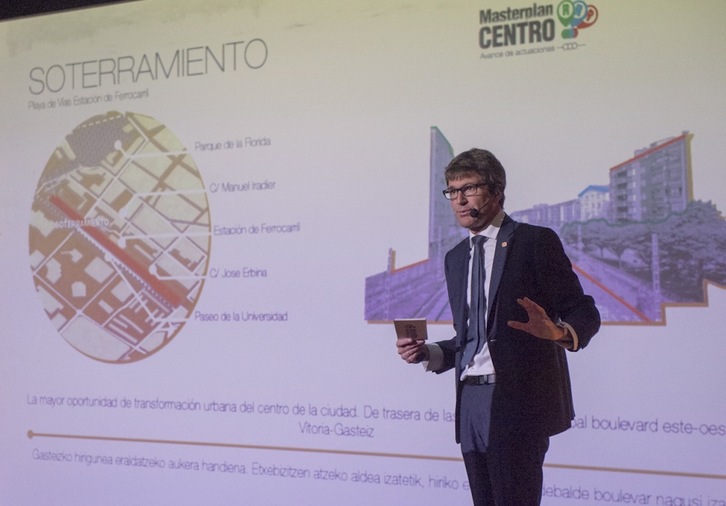 Gorka Urtaran, presentando la iniciativa Masterplan Centro. (Juanan RUIZ/ARGAZKI PRESS)
