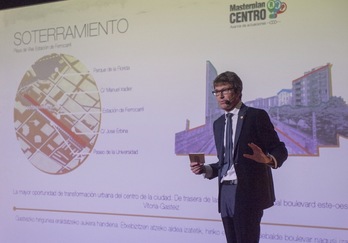 Gorka Urtaran, presentando la iniciativa Masterplan Centro. (Juanan RUIZ/ARGAZKI PRESS)