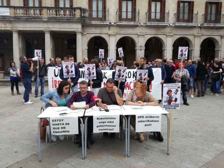 Rueda de prensa del comité de trabajadores del Ayuntamiento de Gasteiz. (NAIZ)