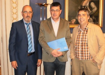 Ferran Suay (ELEN), Enric Morera (Valentziako Gorteak) eta Paul Bilbao (Kontseilua), gaur Valentzian. (KONTSEILUA)