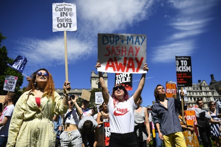 Protesta en Londres contra el acuerdo entre May y el DUP. (Justin TALLIS/AFP)