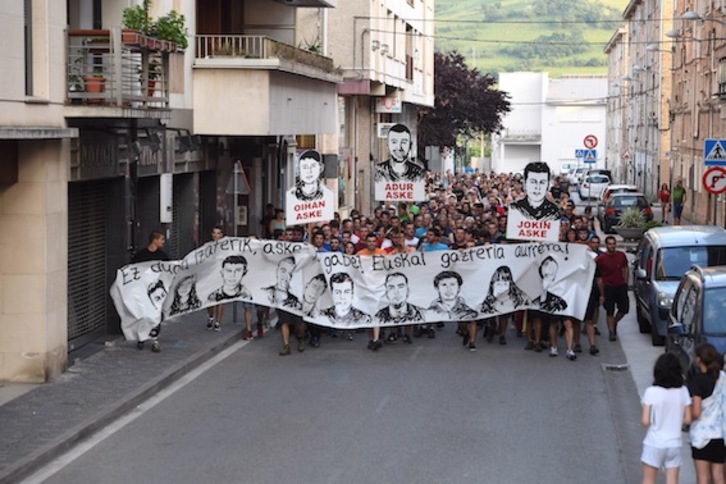 Manifestación en las calles de Altsasu para arropar a los jóvenes encausados por la trifulca. (Jon URBE/ARGAZKI PRESS)