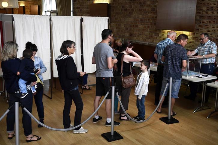 Ciudadanos hacen cola en un colegio electoral durante las legislativas en el Estado francés. (Fred TANNEAU/AFP)