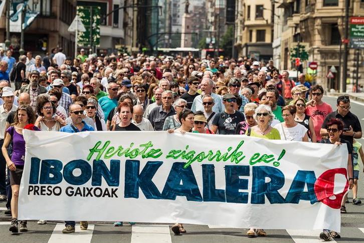 Alrededor de 1.700 personas han asistido a la manifestación convocada por Kalera Kalera. (Aritz LOIOLA/ARGAZKI PRESS)