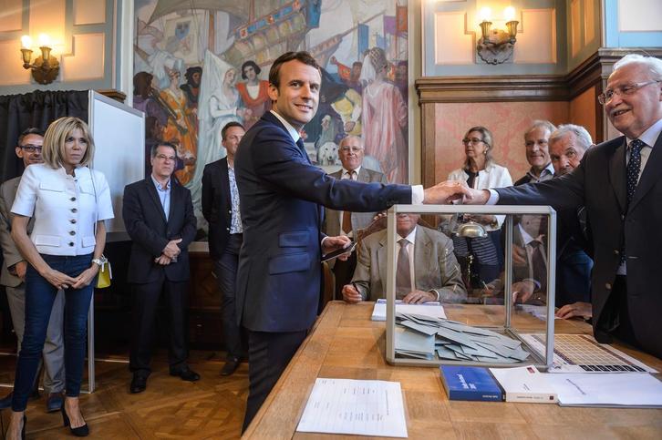 Macron, depositando su voto. (Christophe PETIT TESSON/AFP)